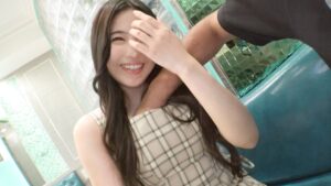 TV局にも出入りしているヘアメイクアシスタントが登場。ツヤのある綺麗な黒髪とコントラストをなす透明感ある美白肌。白と黒、陽と陰、表と裏。普段は華やかな表舞台で美男美女を相手に仕事をしているのに、今日は裏でパイパンま●こを晒しておじさんチ○コに大絶叫！甲高い喘ぎ声がホテルに響き渡る！【初撮り】ネットでAV応募→AV体験撮影 2324